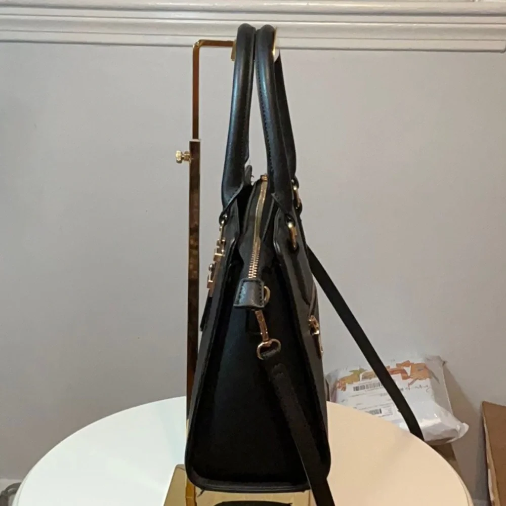 Unbranded this elegant